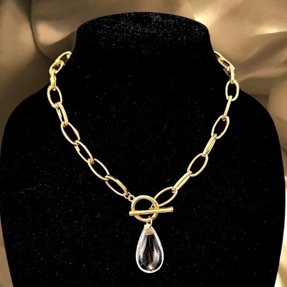 SPARKLING WATER DROP CRYSTAL PENDANT GOLDTONE CHAIN NECKLACE. - Picture 6 of 7